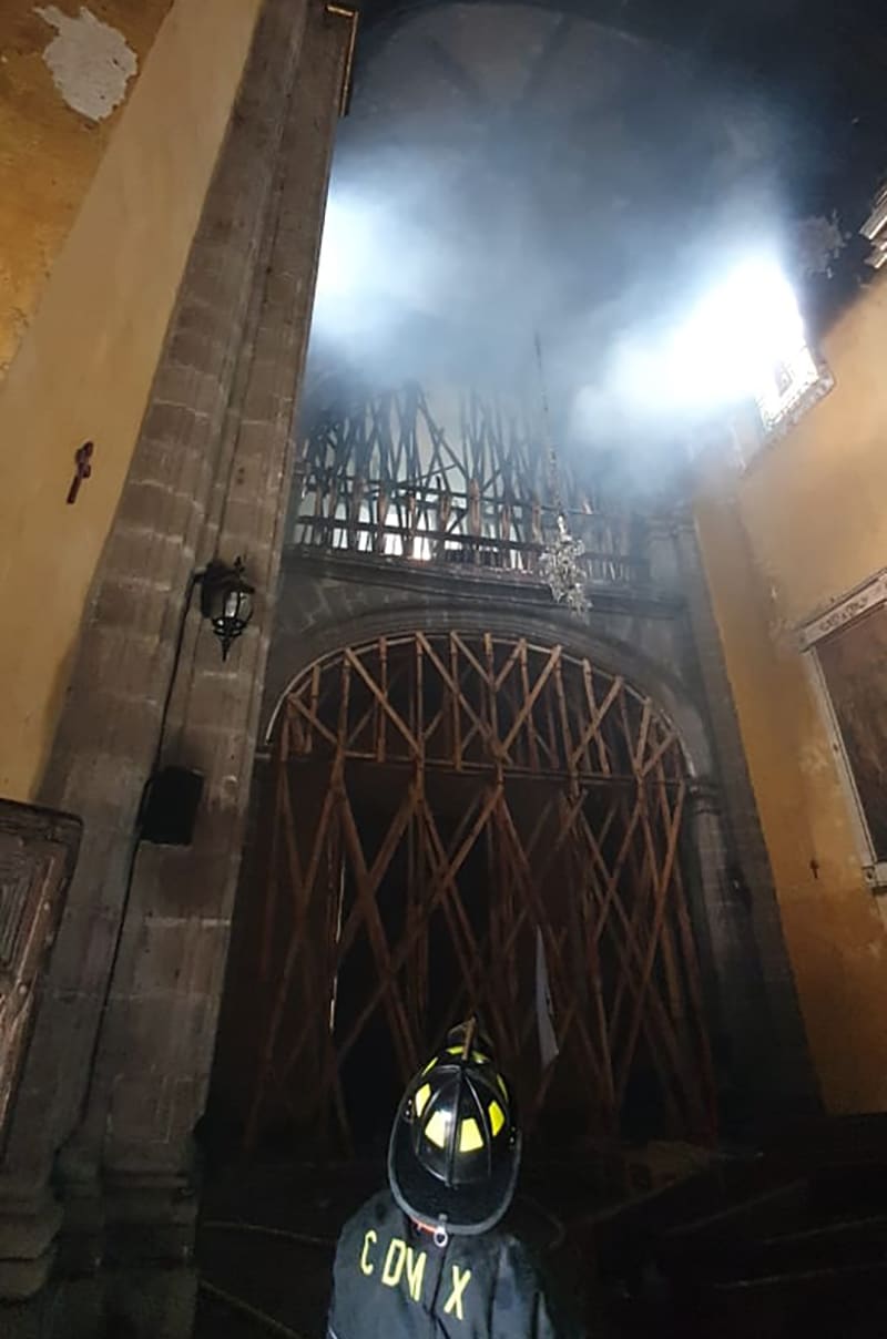 Interior de la iglesia de la Santa Veracruz. Foto: Bomberos de la Ciudad de México/Twitter.