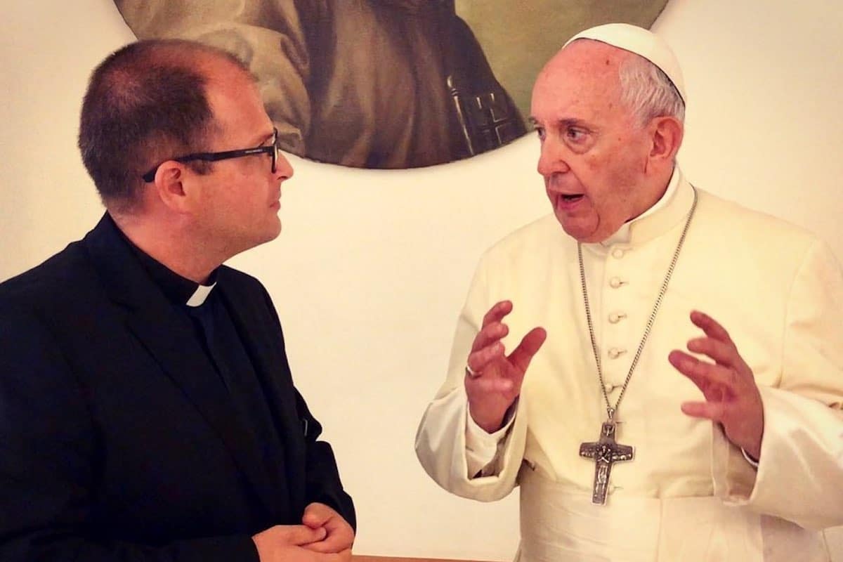 El sacerdote José Luis González Santoscoy con el Papa Francisco.