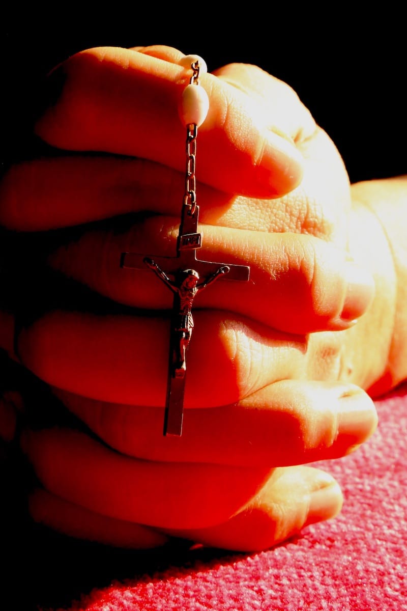 De acuerdo a nuestra fe, la oración ayuda a purificar las almas de los difuntos del purgatorio. Foto Cathopic.