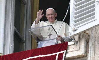 Papa Francisco: Las quejas envenenan y cierran las puertas a Dios