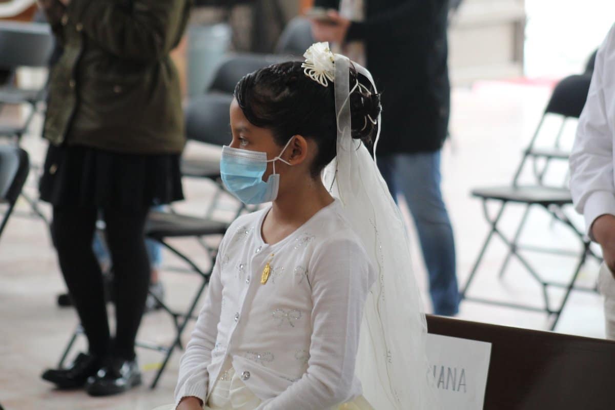 Una niña realiza su Primera Comunión siguiendo las medidas de seguridad. Foto: Miguel Ávila/Parroquia San Pedro Mártir de Verona