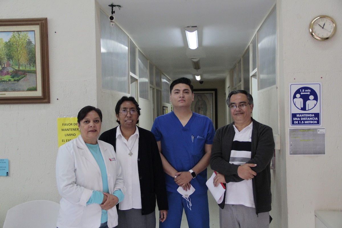 El equipo que atiende el Centro de hospitalidad y emergencia de Cáritas. Foto: Alejandro García/DLF