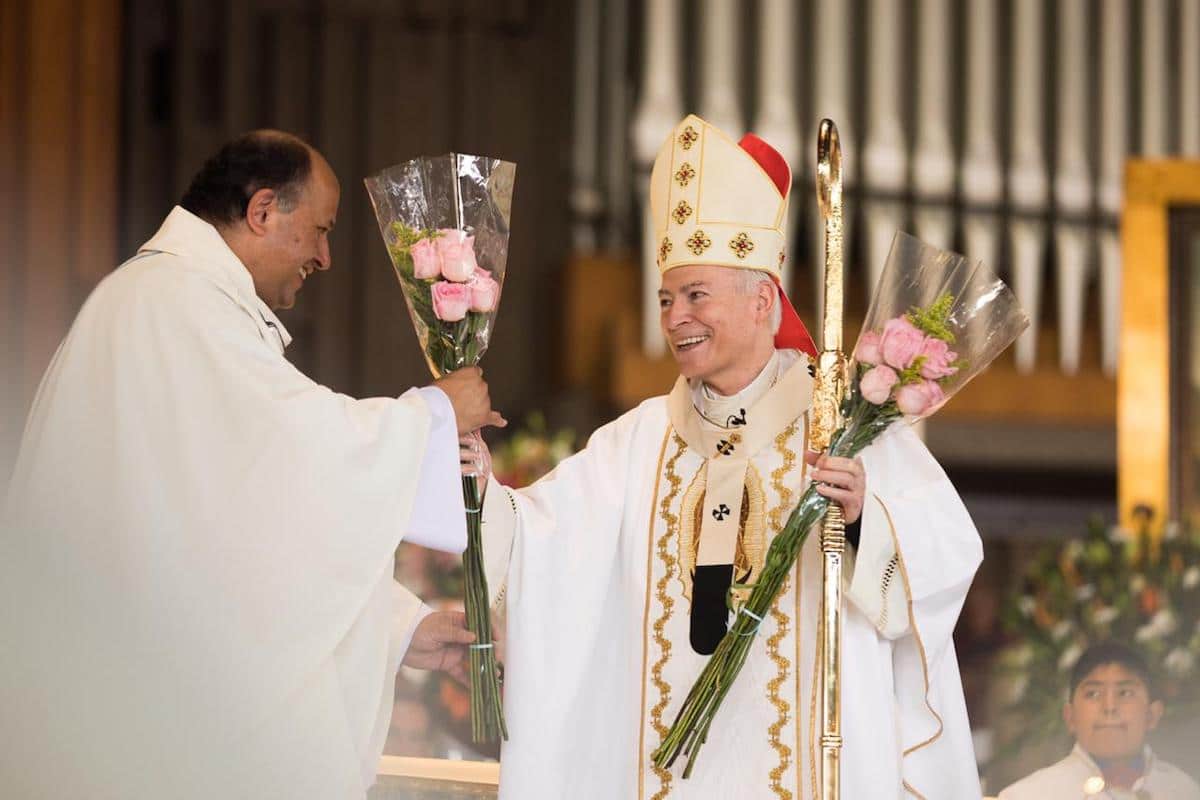 El Cardenal Carlos Aguiar y Monseñor Salvador Martínez, rector de la Basílica de Guadalupe, en la Misa de las rosas. Foto: María Langarica