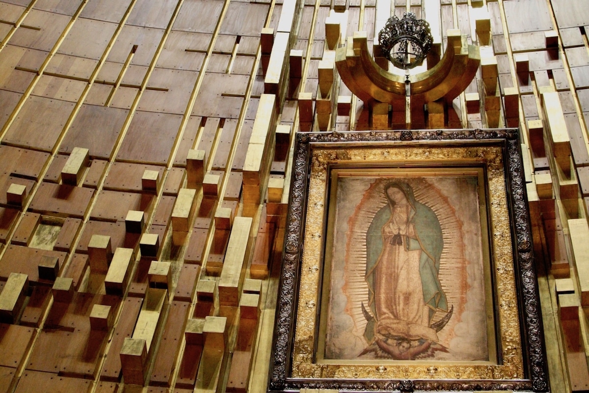 Imagen de la Virgen de Guadalupe con su corona.