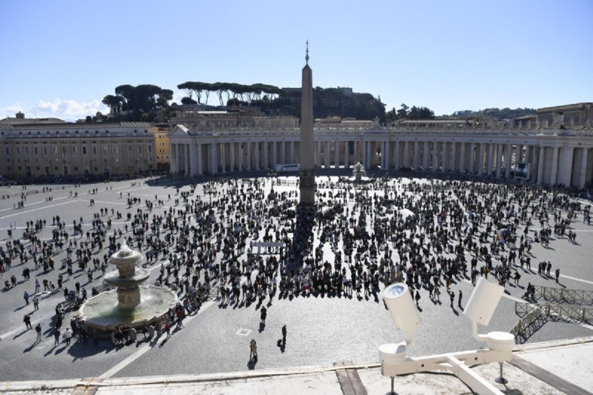 Fieles reunidos en la plaza de San Pedro para el Ángelus. Foto: Vatican Media.