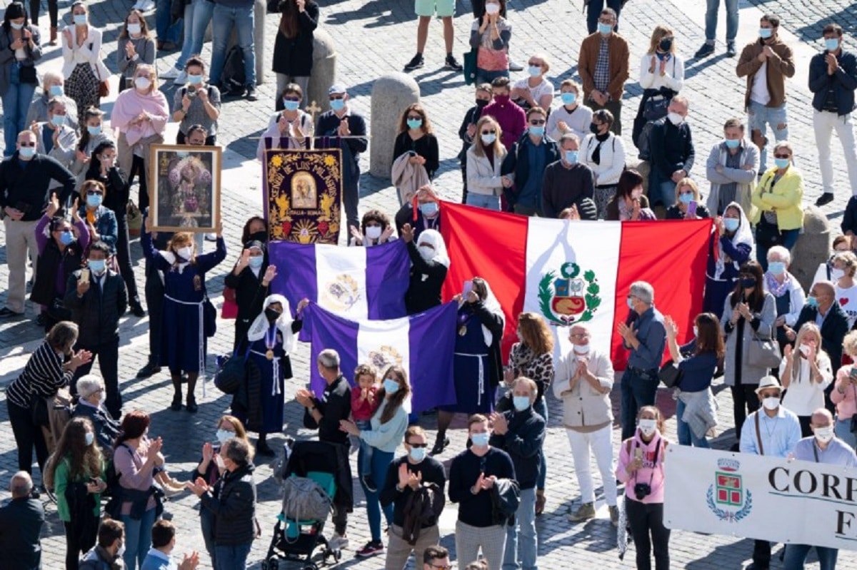 Fieles reunidos en la plaza de San Pedro en el DOMUND 2020. Foto: Vatican Media.
