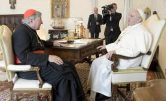 El Papa Francisco recibe en el Vaticano al Cardenal George Pell