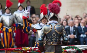 El Papa Francisco se reúne con los nuevos reclutas de la Guardia Suiza