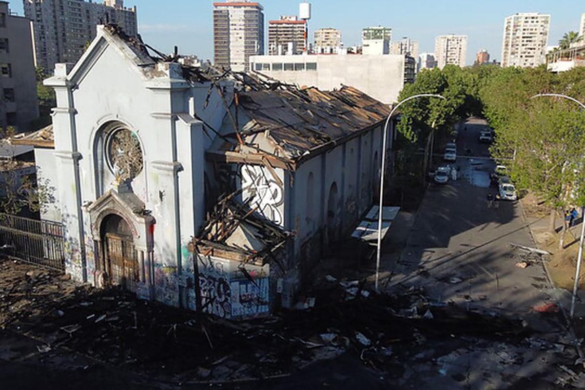 Daños en la Iglesia de la Asunción. Foto: Agencia Uno, La Tercera.