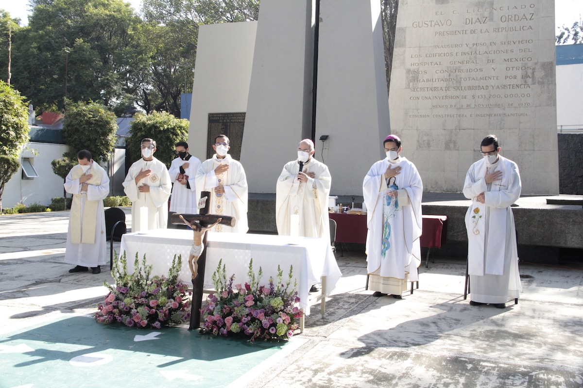 Monseñor Héctor M. Pérez, Monseñor Pérez Raygoza y los tres capellanes COVID de la Arquidiócesis de México en la Misa por los Médicos. Foto: Alejandro García