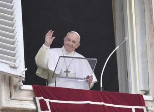 Papa Francisco en el Ángelus: El Evangelio no pertenece a unos pocos