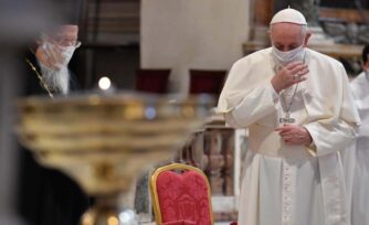 El Papa llama a construir la paz, pues "nadie se salva solo"