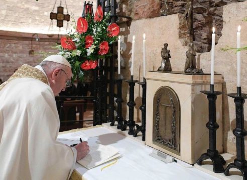 El Papa Francisco firmó en Asís la Encíclica Fratelli tutti