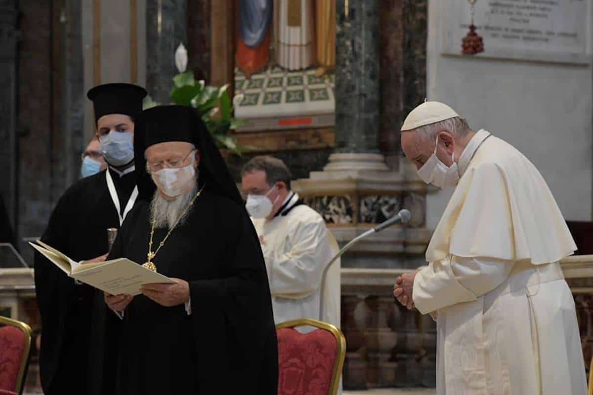 El Papa Francisco reza por la paz en el Encuentro “Nadie se salva solo, paz y fraternidad”. Foto: Vatican Media