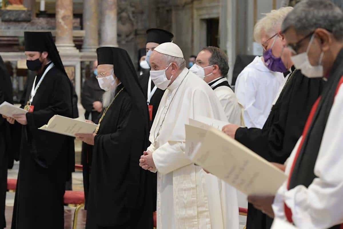 El Papa Francisco con líderes de diferentes religiones en el Encuentro de Oración por la Paz “Nadie se salva solo, paz y fraternidad”. Foto: Vatican Media