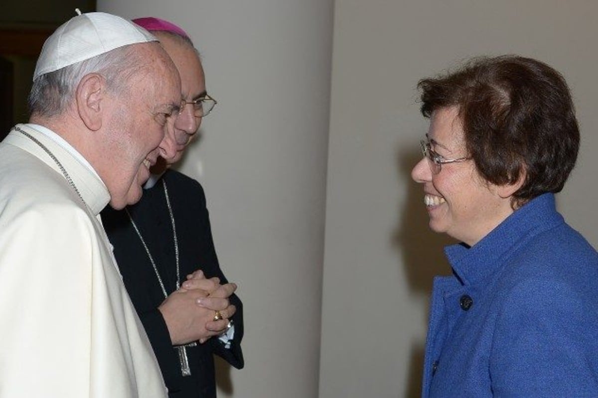 El Papa Francisco encuentra Francesca Di Giovanni, funcionaria de alto rango de El Vaticano.
