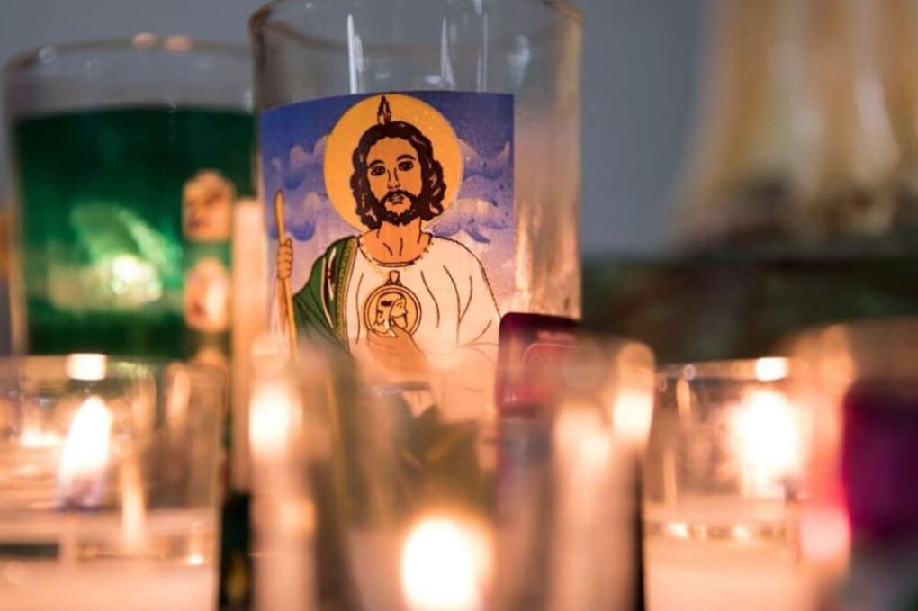 Imagen de San Judas Tadeo con veladoras.