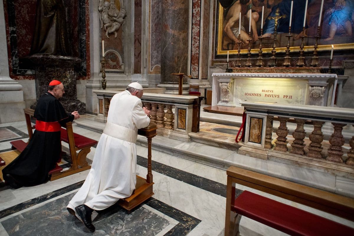 Papa Francisco orando ante la tumba de San Juan Pablo II