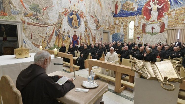 El padre Cantalamessa durante un retiro. Foto: Vatican Media.