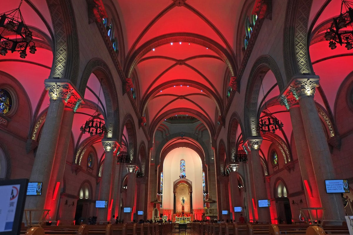 La Catedral de Filipinas se iluminó de rojo en la #RedWeek 2020, en apoyo a los cristianos perseguidos.