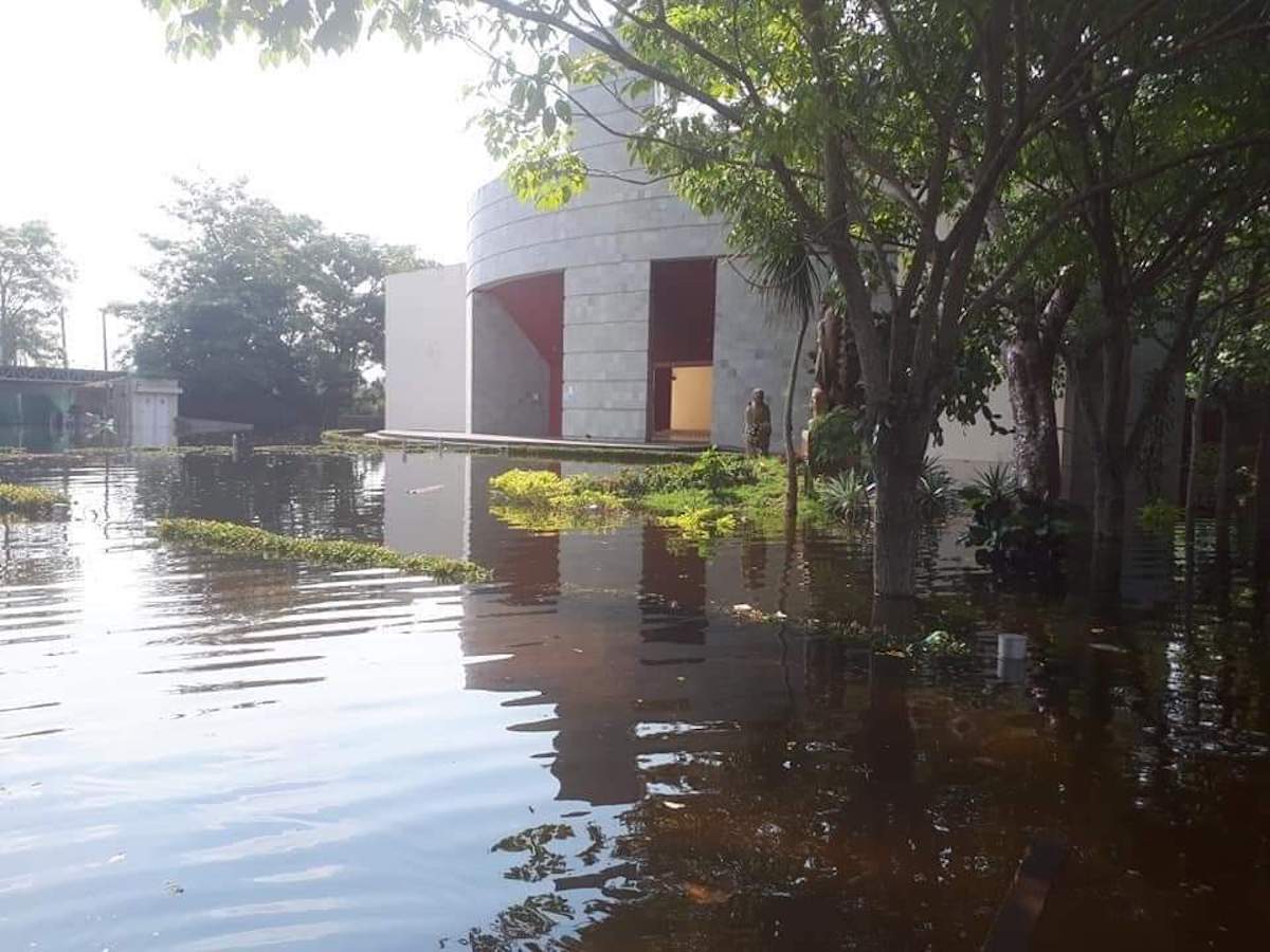 Exterior del Seminario de Tabasco, inundado tras el paso del ciclón Eta.