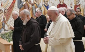 Cardenal sí, obispo no. El padre Cantalamessa quiere morir franciscano