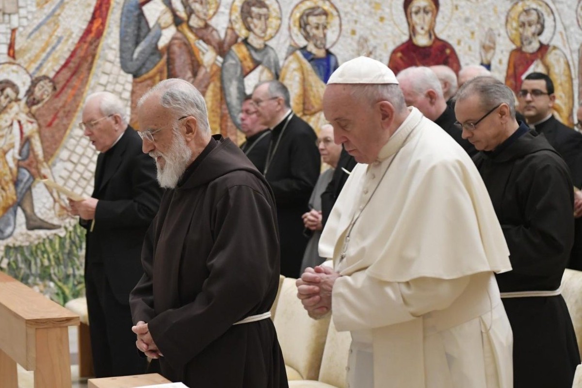 El padre Raniero Cantalamessa con el Papa Francisco. Foto: Vatican Media.