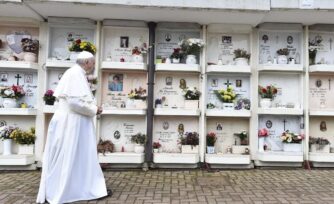 El Papa Francisco celebra la Misa por los Fieles Difuntos