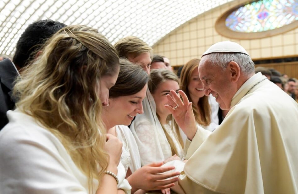 Papa Francisco: Debemos hacer más por la dignidad de las mujeres