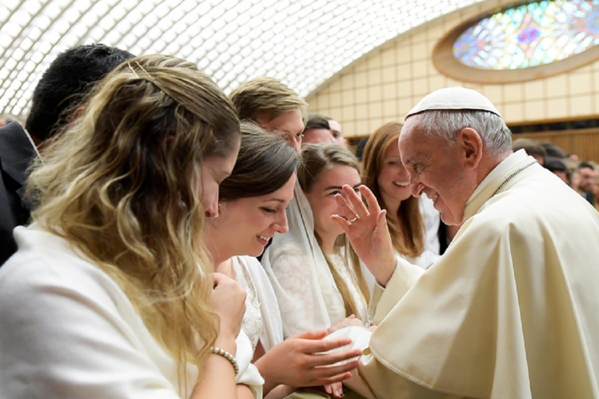 El Papa Francisco bendice a un grupo de mujeres durante una Audiencia General en 2017. Foto: L'Osservatore Romano