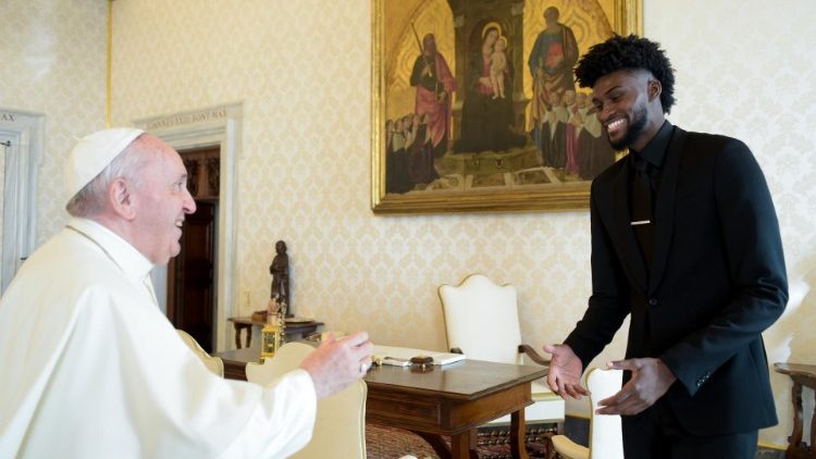 El Papa Francisco se reunió con un grupo de jugadores de la NBA.  Foto: Vatican Media.