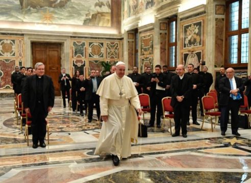 El Papa Francisco pide a sacerdotes latinoamericanos “arrimar el hombro”