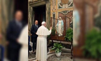 El Papa Francisco bendijo la imagen de la Medalla Milagrosa