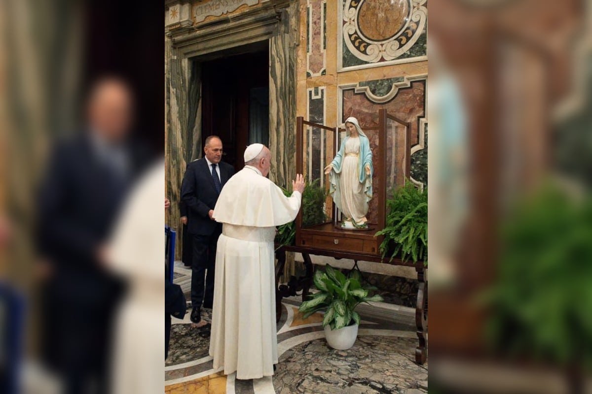 El Papa Francisco bendijo la imagen de la Medalla Milagrosa