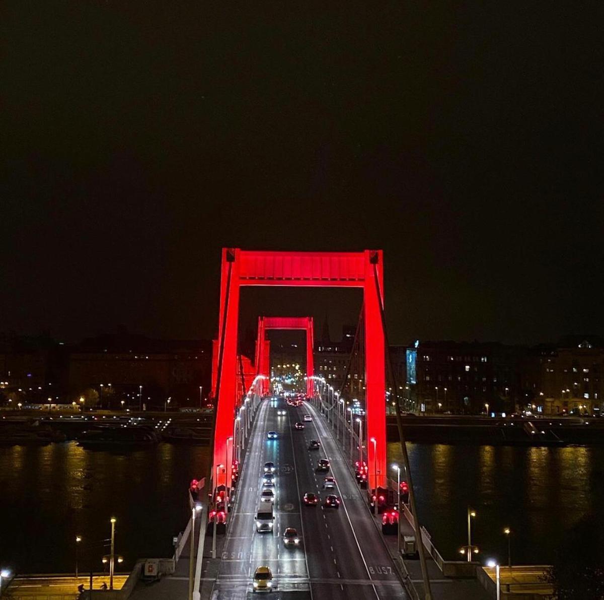 Imagen del Puente Elisabeth (Budapest) iluminado de rojo por los cristianos perseguidos.