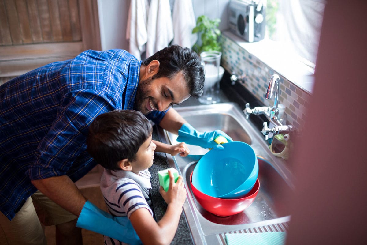 Es importante inculcarles desde niños la responsabilidad en las tareas del hogar. Foto: Bebés y más.