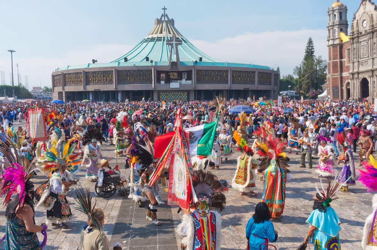 El 11 y 12 de diciembre, millones de peregrinos festejan a la Virgen de Guadalupe en su Casita del Tepeyac: la Basílica de Guadalupe.