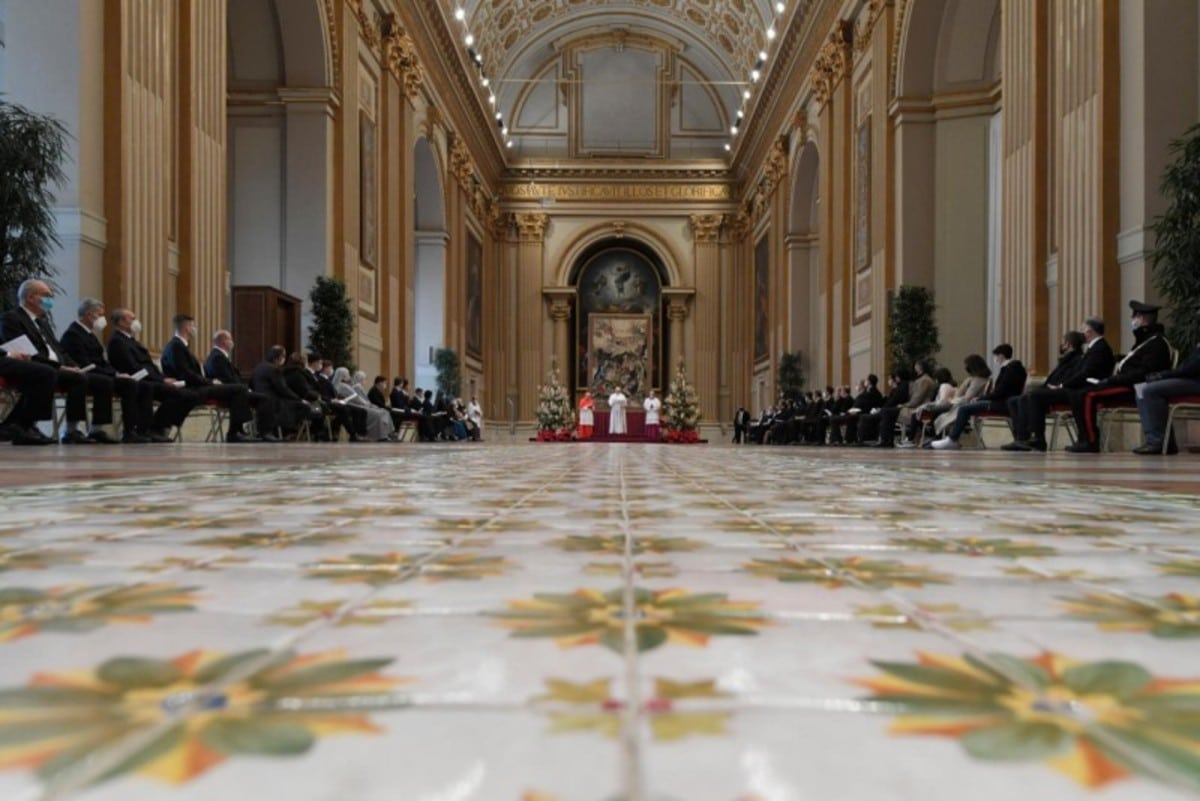 Un grupo reducido de personas presenció la bendición. Foto: Vatican Media.