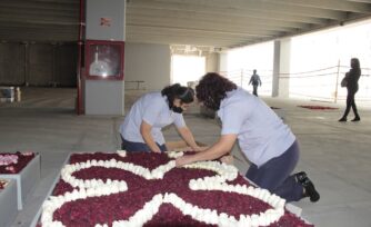 Elaboran tapete monumental de flores para la Virgen de Guadalupe