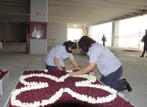Elaboran tapete monumental de flores para la Virgen de Guadalupe