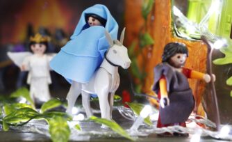 Un sacerdote crea un Nacimiento con figuras de Playmobil