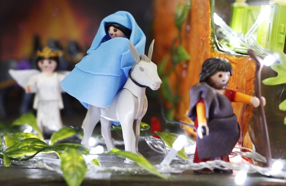 Un sacerdote crea un Nacimiento con figuras de Playmobil