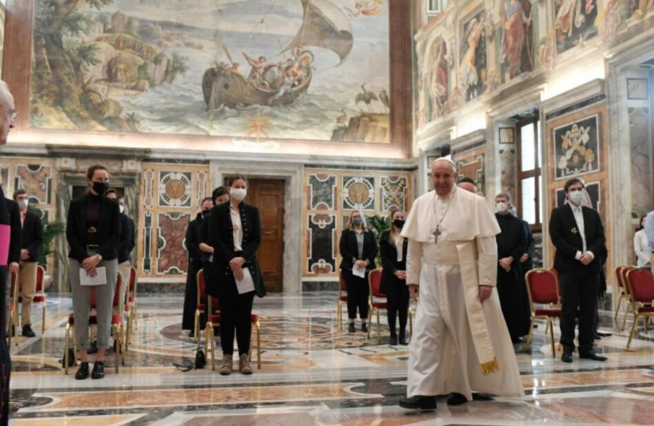 Papa Francisco: “Si la sociedad expulsa a Dios, termina adorando ídolos”