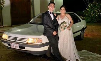 Esta novia llegó a su boda a bordo de un Papamóvil