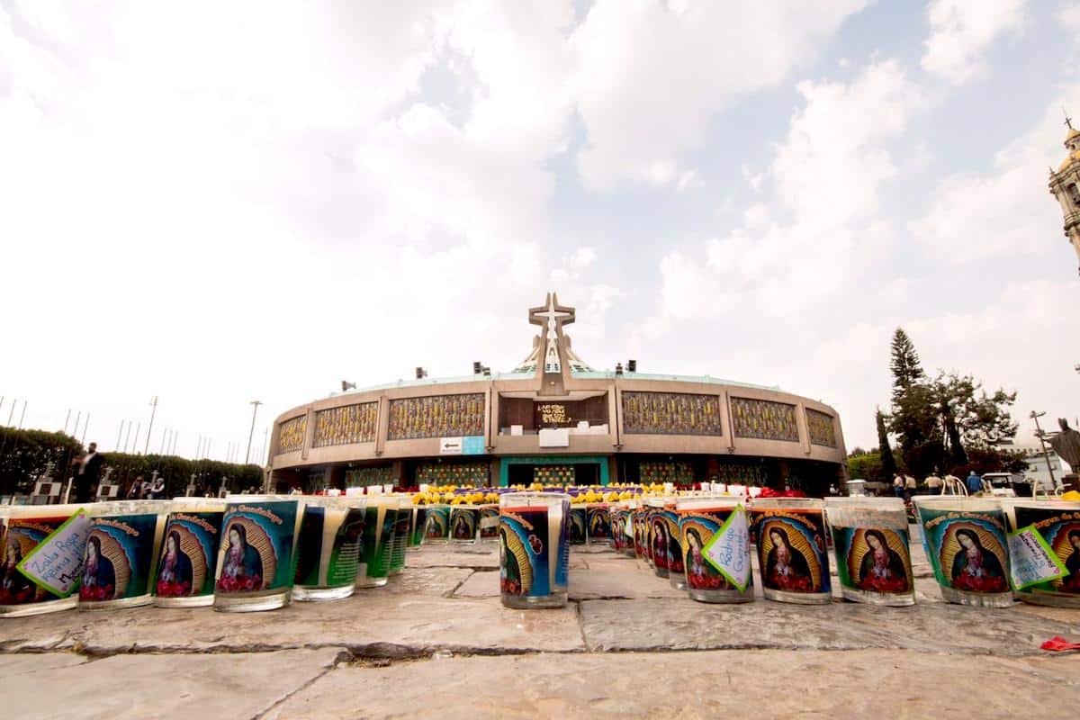 Las veladoras colocadas en el Atrio de la Basílica de Guadalupe contienen las intenciones de miles de personas. Foto: María Langarica