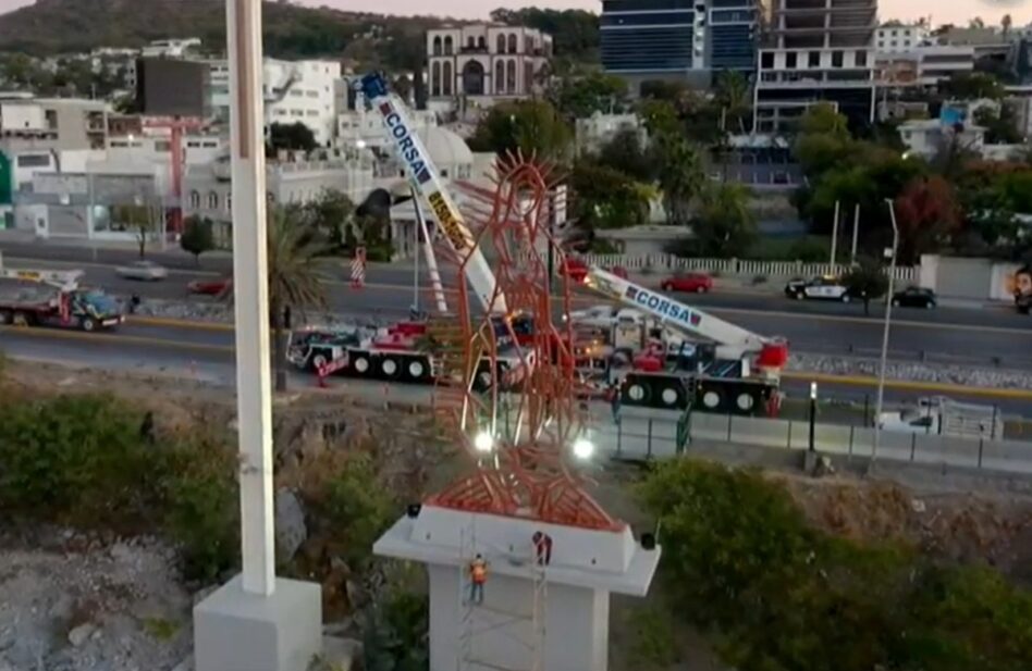 La Virgen de Guadalupe desentarrada por un huracán ha vuelto a su sitio