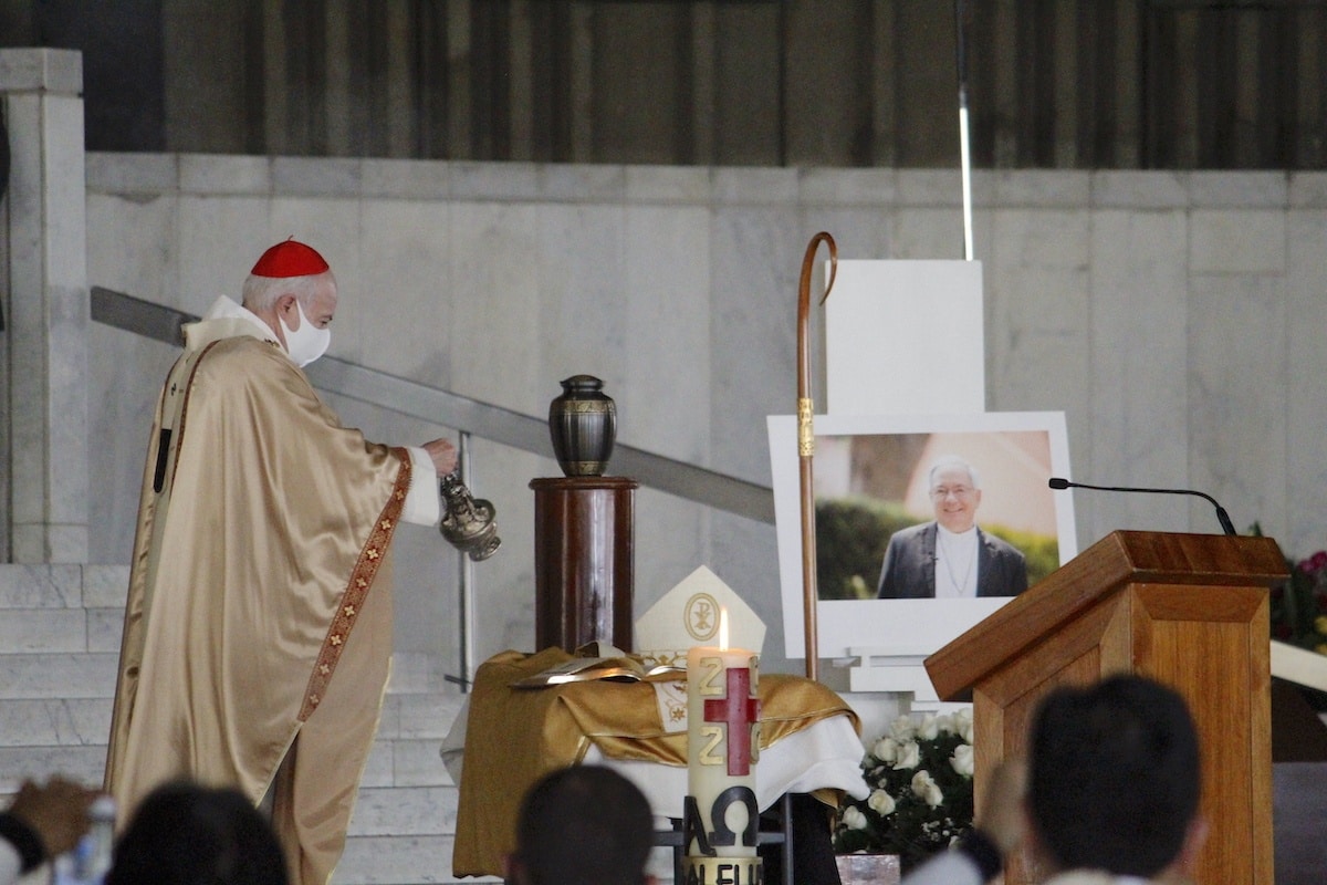 El Cardenal Aguiar dio el último adiós a las cenizas de Monseñor Daniel Rivera, tras bendecir la urna y perfumarla con incienso.  Foto: Basílica de Guadalupe