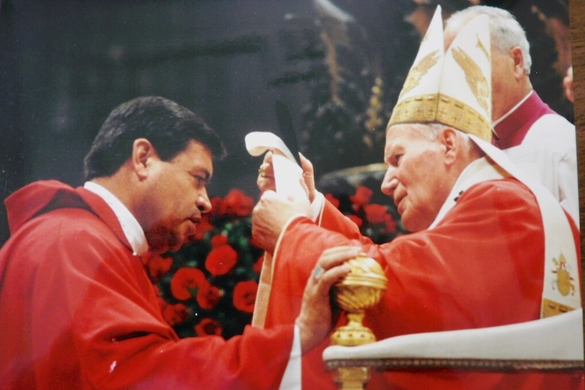El Cardenal Norberto Rivera con el Papa Juan Pablo II.