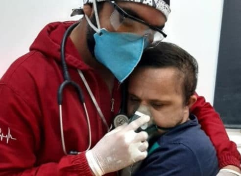 "Necesitaba cariño", enfermero abraza a paciente Covid con Down