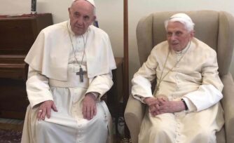 Confirma la Santa Sede: Francisco y Benedicto XVI han sido vacunados